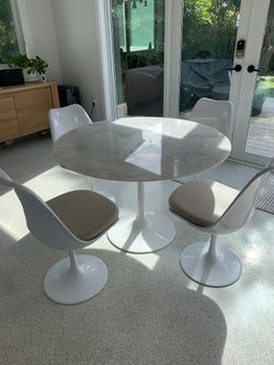 Saarinen-style Tulip Dining Set