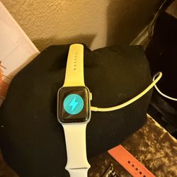Apple Watch Series 8, 44 mm With Bands