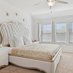 King Bed With 2 Night Stands And A Chest For Sals 