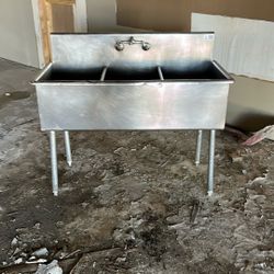 Commercial Stainless Steel 3-Compartment Sink - Delta Equipment