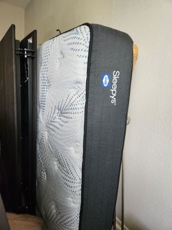Full size bed Sealy Sleepys