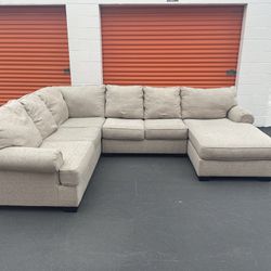 FREE DELIVERY!!! Beautiful Speckled Biege 3 piece sectional couch with chase 