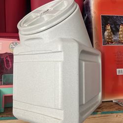 Dog / Pet food storage