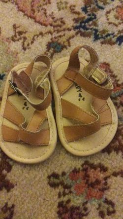 New 0-3month old navy sandals asking 2$ pick up in downey