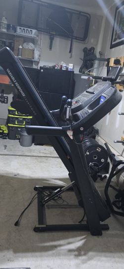 2023 Horizon Fitness 7.0AT Studio Folding Treadmill Excellent Condition - Morrisville, NC