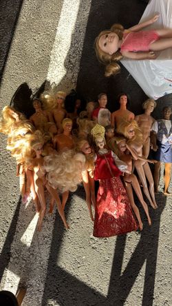 Lot of Barbie and Ken dolls