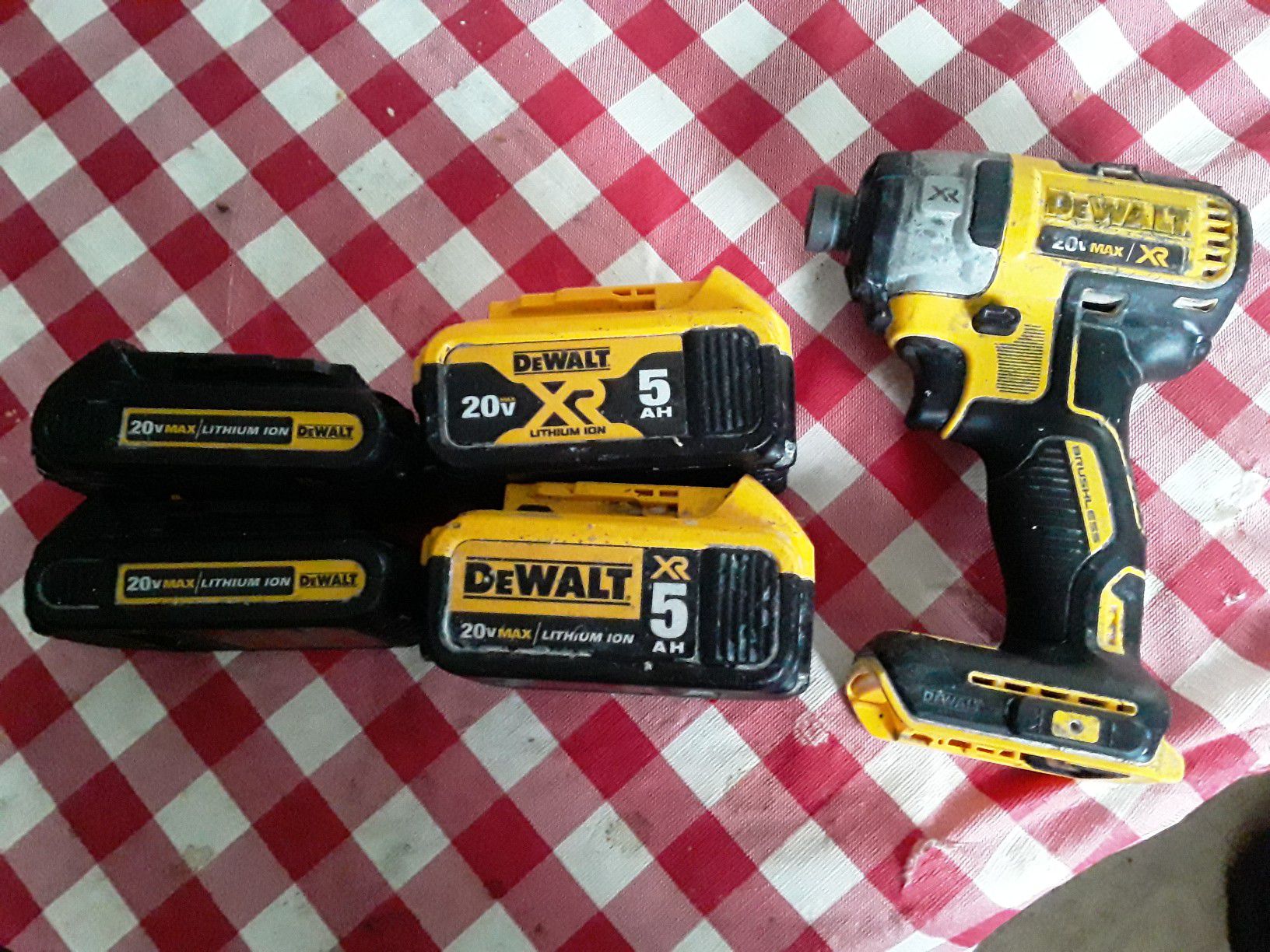 Dewalt impact drill with 4 batteries and charger
