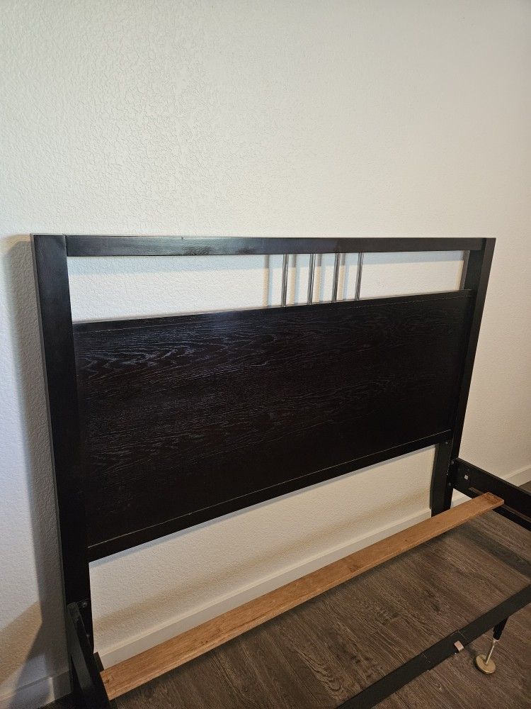 QUEEN BED WOOD MAHOGANY STAIN