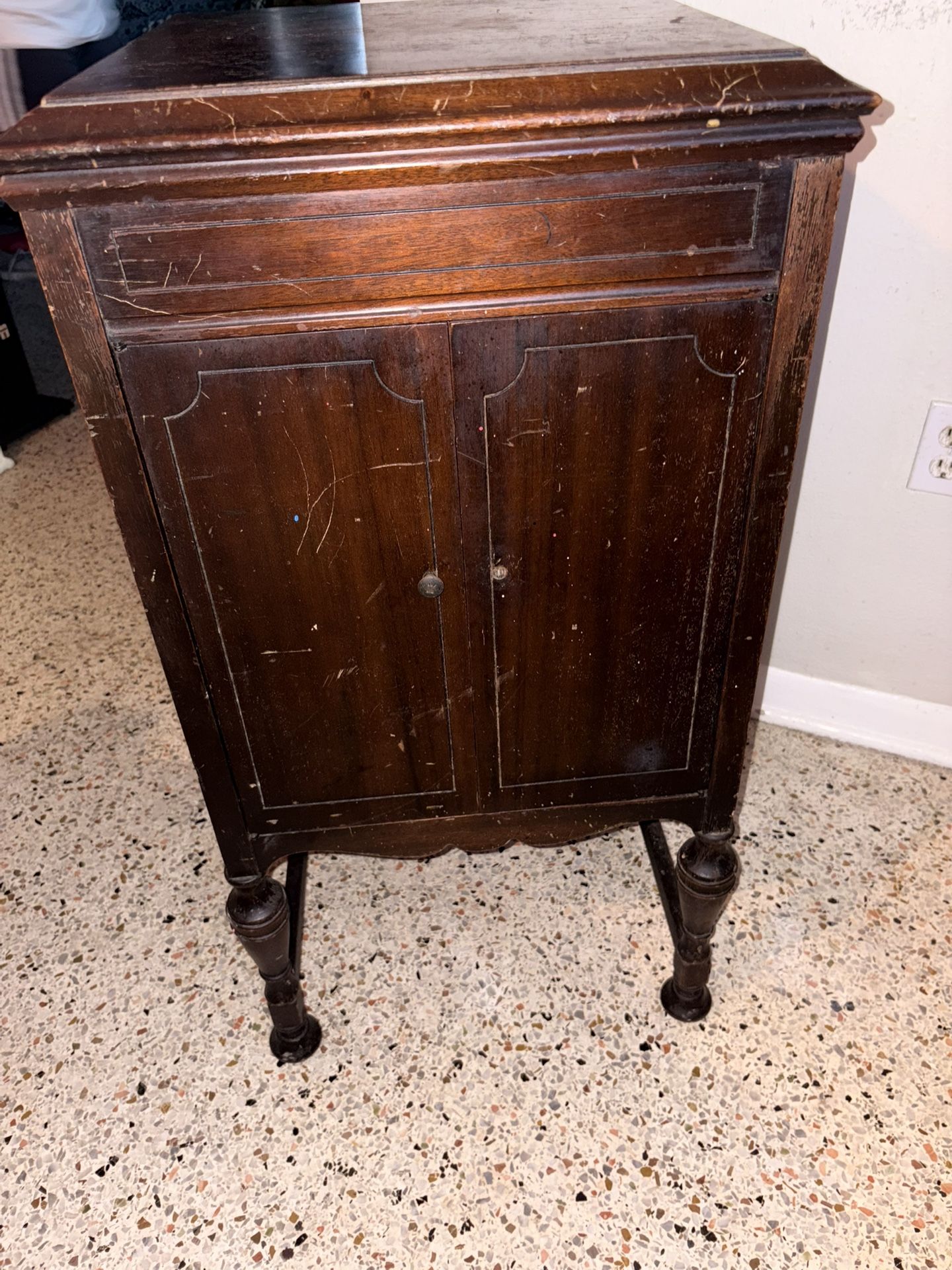 1904 Vintage Victrola VE 4-3 X 3863 Talking Machine - Fully Functional Turns on works fine not sure how to test the needle sound!!!