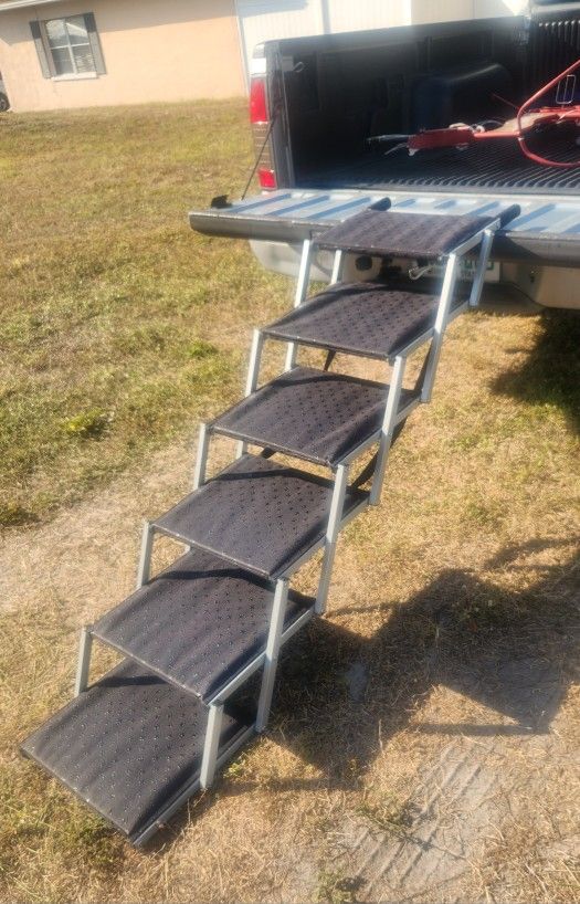 Folding Dog Stairs for Cars, SUV, and Pickup Trucks, Metal 6 Stairs, Heavy Duty, Like New 