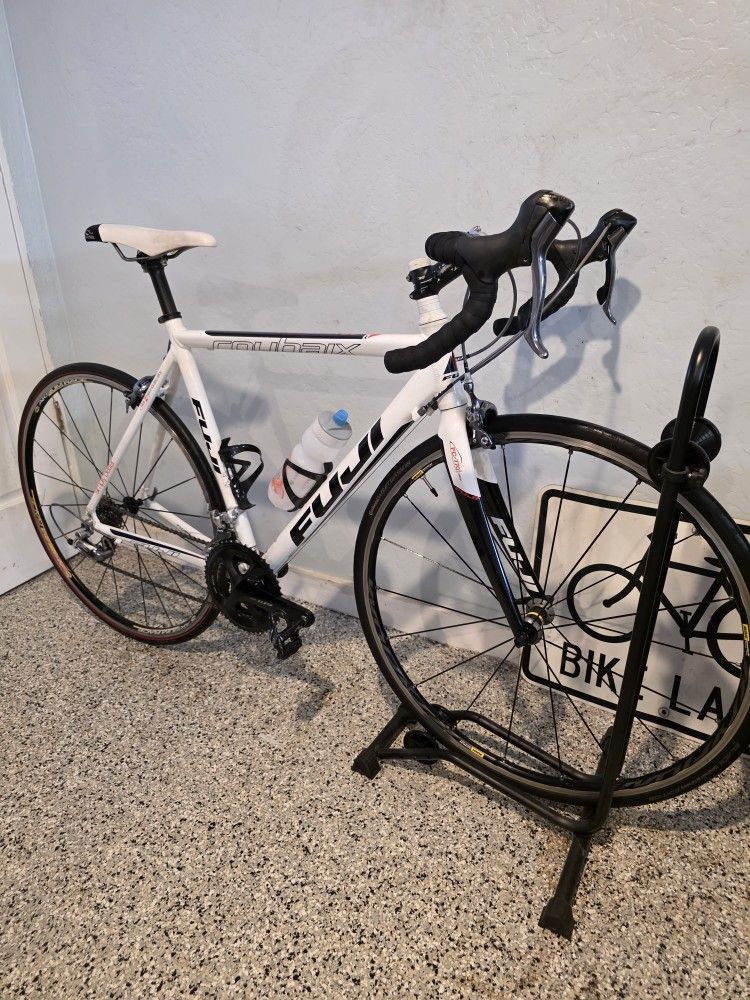 🔥🚲🔥 Fuji
Roubaix 2.0(54cm)some  Nice Upgrades 🔥🚲🔥