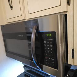 Frigidaire Microwave In AMAZING CONDITION 