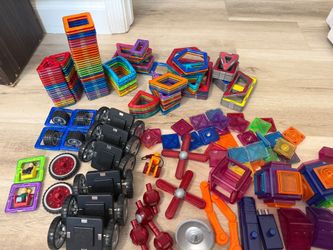 Magformers 
160 Pieces