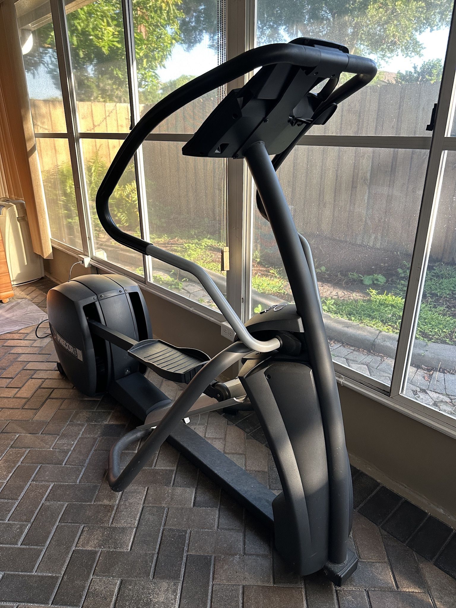 COMMERCIAL PRECOR EFX 5.23 ELLIPTICAL TRAINER
