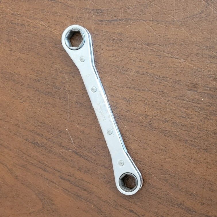 Hi Shear 7/16'' x 1/2'' Hi-Lok Offset Wrench. Made in USA . Pre-owned,
good shape, please see photos for details.
Weight 3oz plus shipping materials