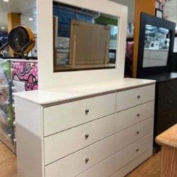 Eight Drawers Dresser With Mirror 