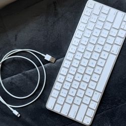 Apple Magic Key Board + Charger