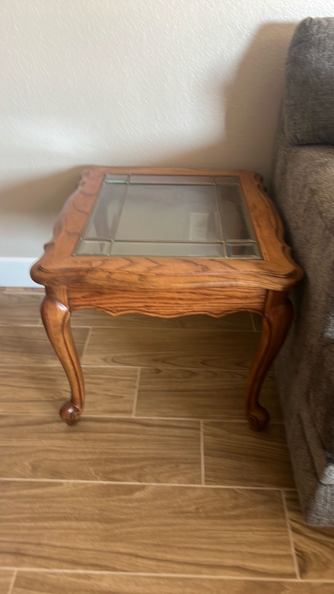 Set of 2 end tables