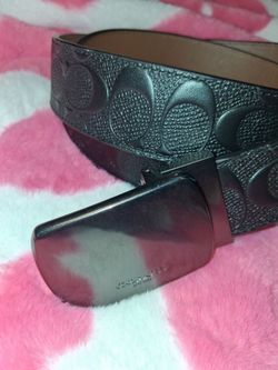 Sleek black leather Coach belt Unisex 50 1/2 in long