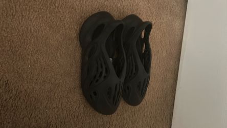 yeezy foam runners size 9