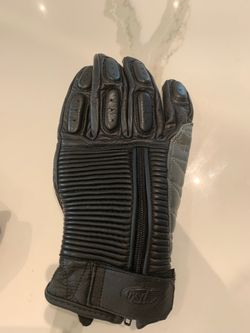 Motorcycle leather gloves
