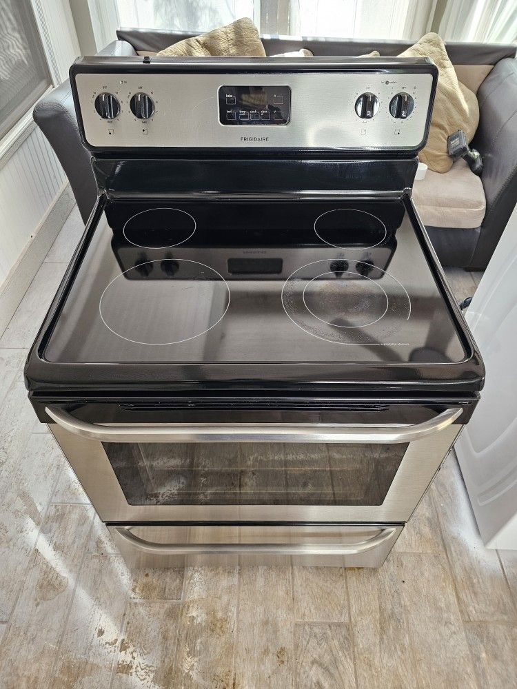 STAINLESS STEEL ELECTRIC FRIGIDAIRE GLASSTOP STOVE for Sale in