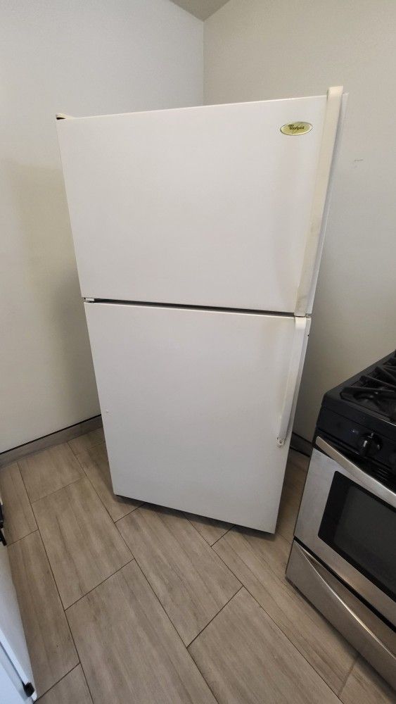 21 Cu Ft Whirlpool White Refrigerator