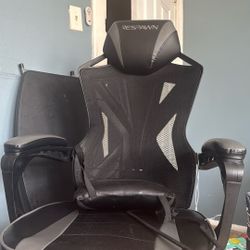 Respawn Gaming Chair With Footrest