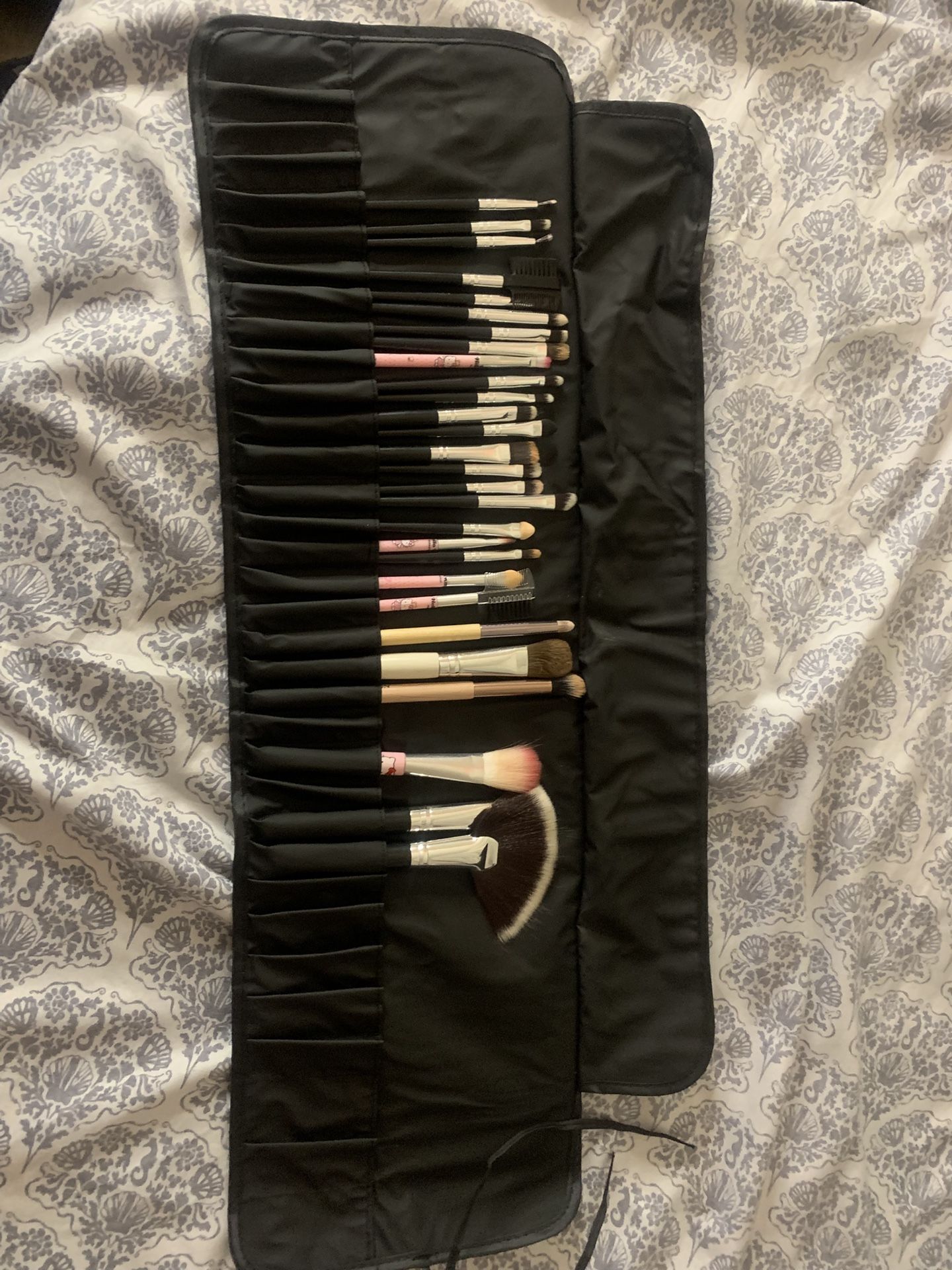Makeup Brush Pouch / Hello kitty Brushes Included 