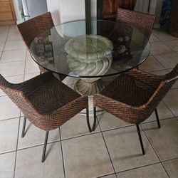 Classical-Style Pedestal Glass Table 