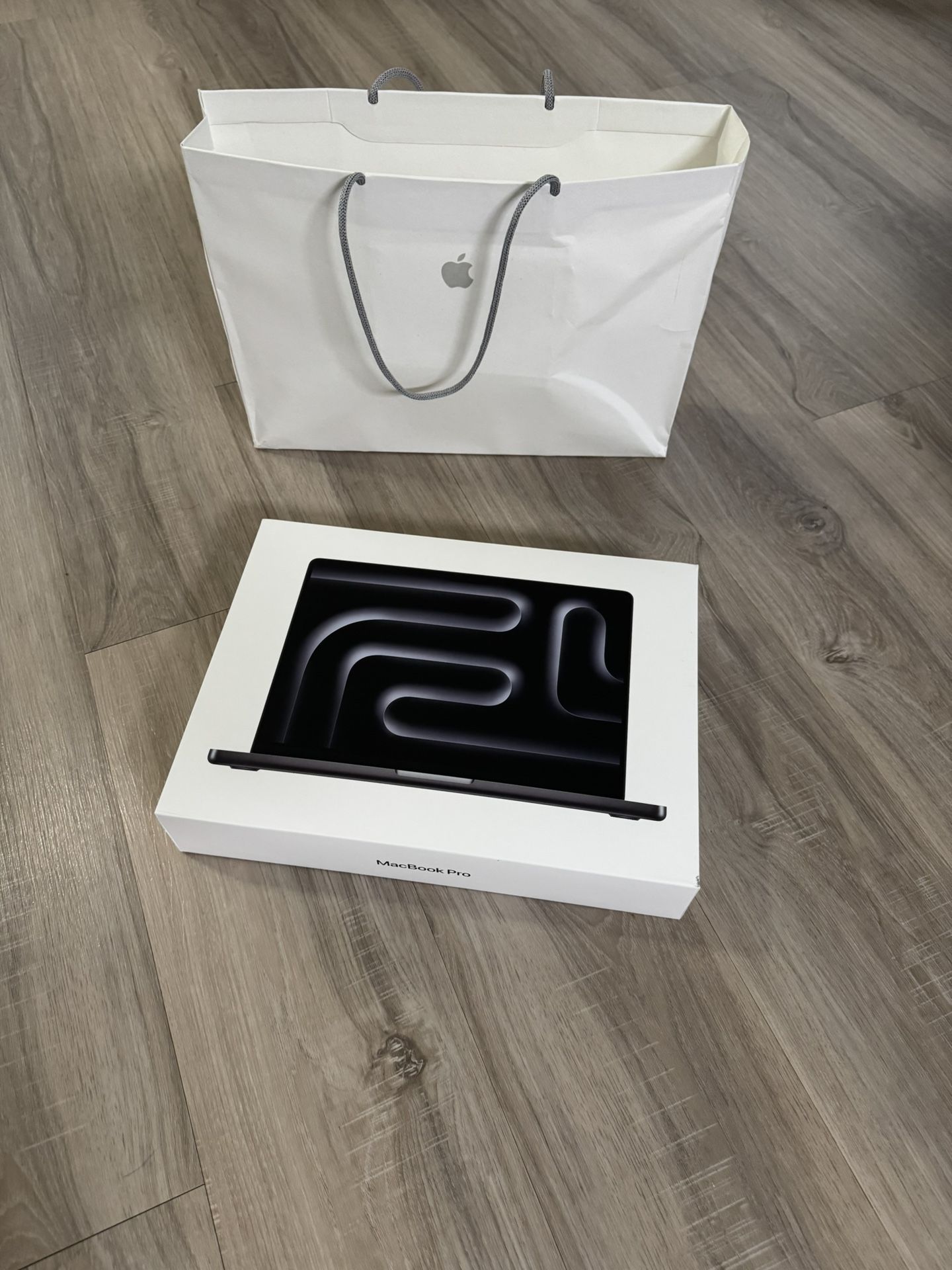 2024 MacBook Pro M4 chip with 16 GB RAM (14-inch)