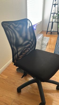 Black desk chair
