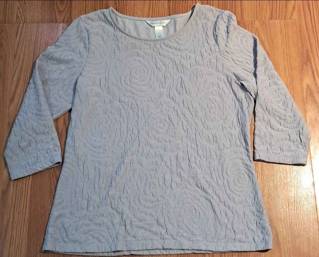 Textured Three-Quarter Sleeve Top "Size Large"