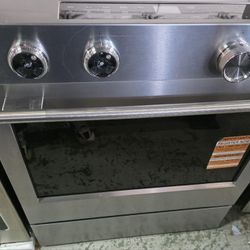 KitchenAid
30 Inch Wide 5.3 Cu. Ft. Energy Star Certified Free Standing, Slide In Fingerprint Resistant Electric Range with Even-Heat True Convection