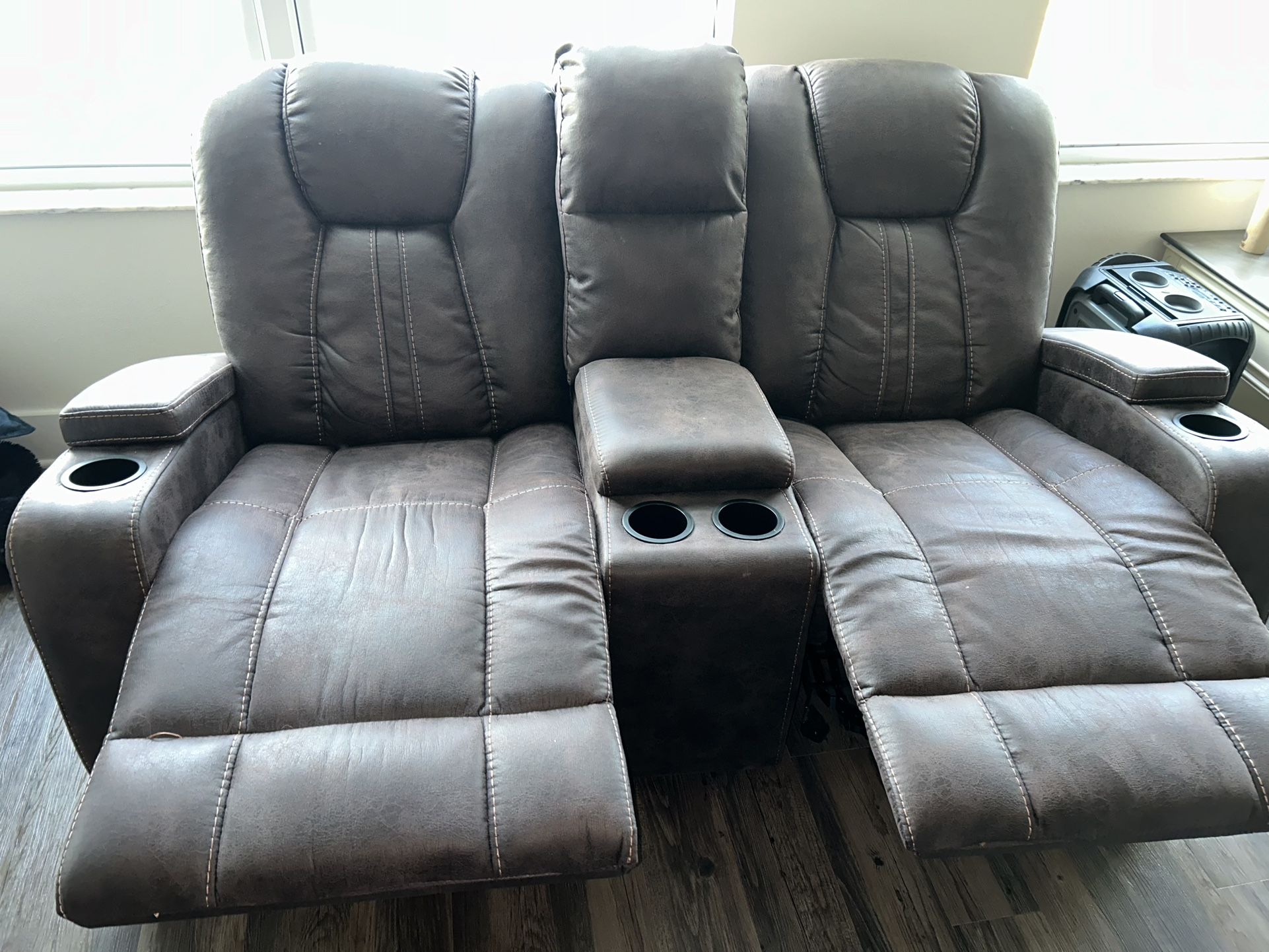 Like New Jamestown Espresso Reclining Glider Console Loveseat Furniture