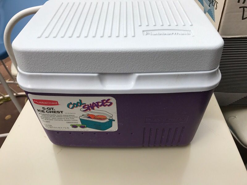 Rubbermaid 5 quart ice chest, lunchbox sized.
