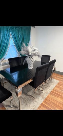 Like New Dining Table + 6 Chairs – Moving Sale