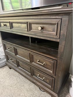 Living spaces media chest
