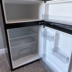 Mini Fridge Visanni 3.1 ft deep