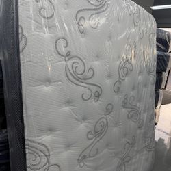 CALIFORNIA KING SIZE SEALY POSTUREPEDIC MATTRESS & BOX SPRINGS BED SET