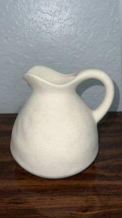 Ceramic vase with handle