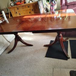 Beautiful Vintage Duncan Phyfe Style Dining Table