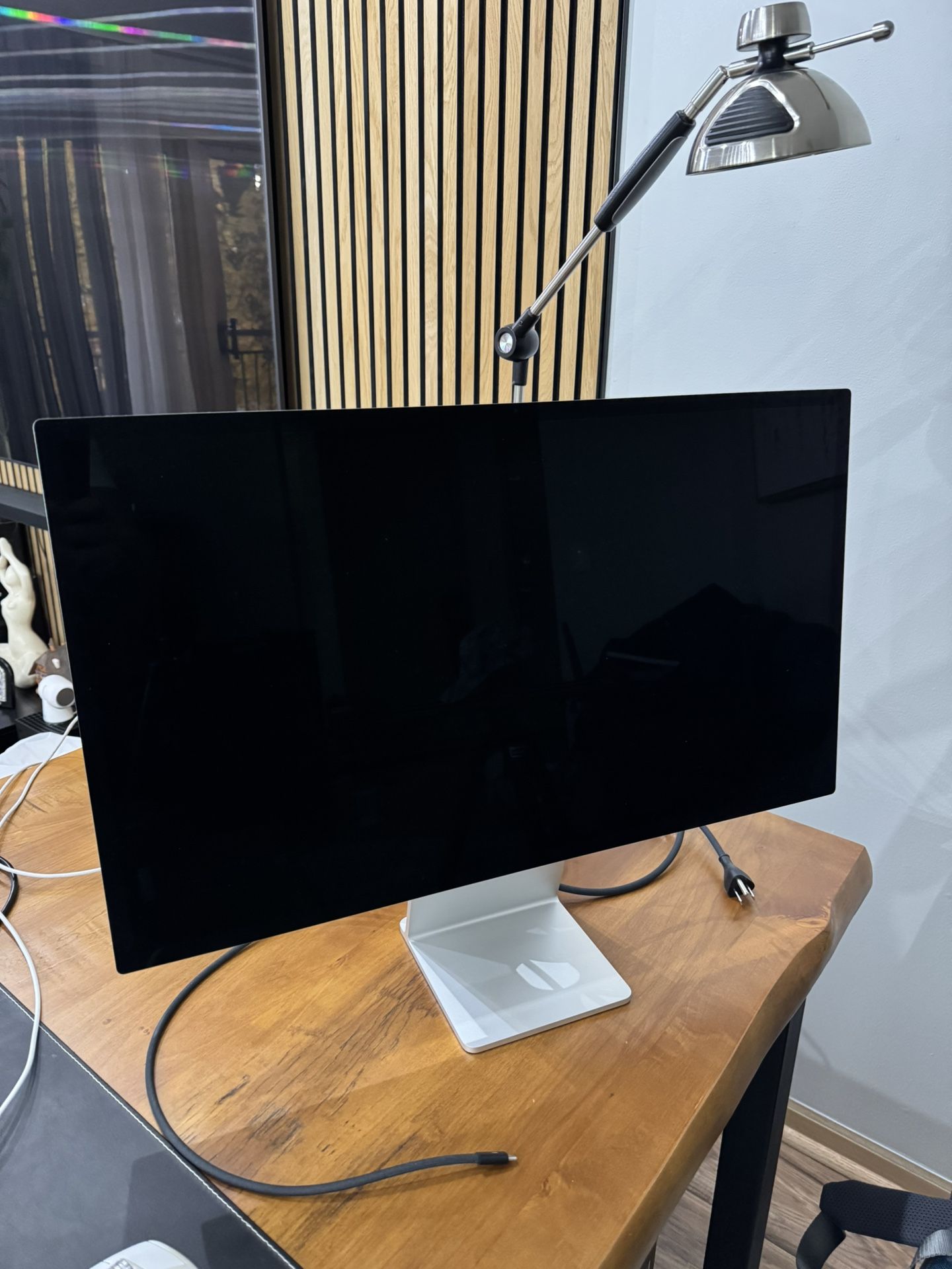 Apple Studio Display / 27” / Standard Glass / Tilt-Adjustable