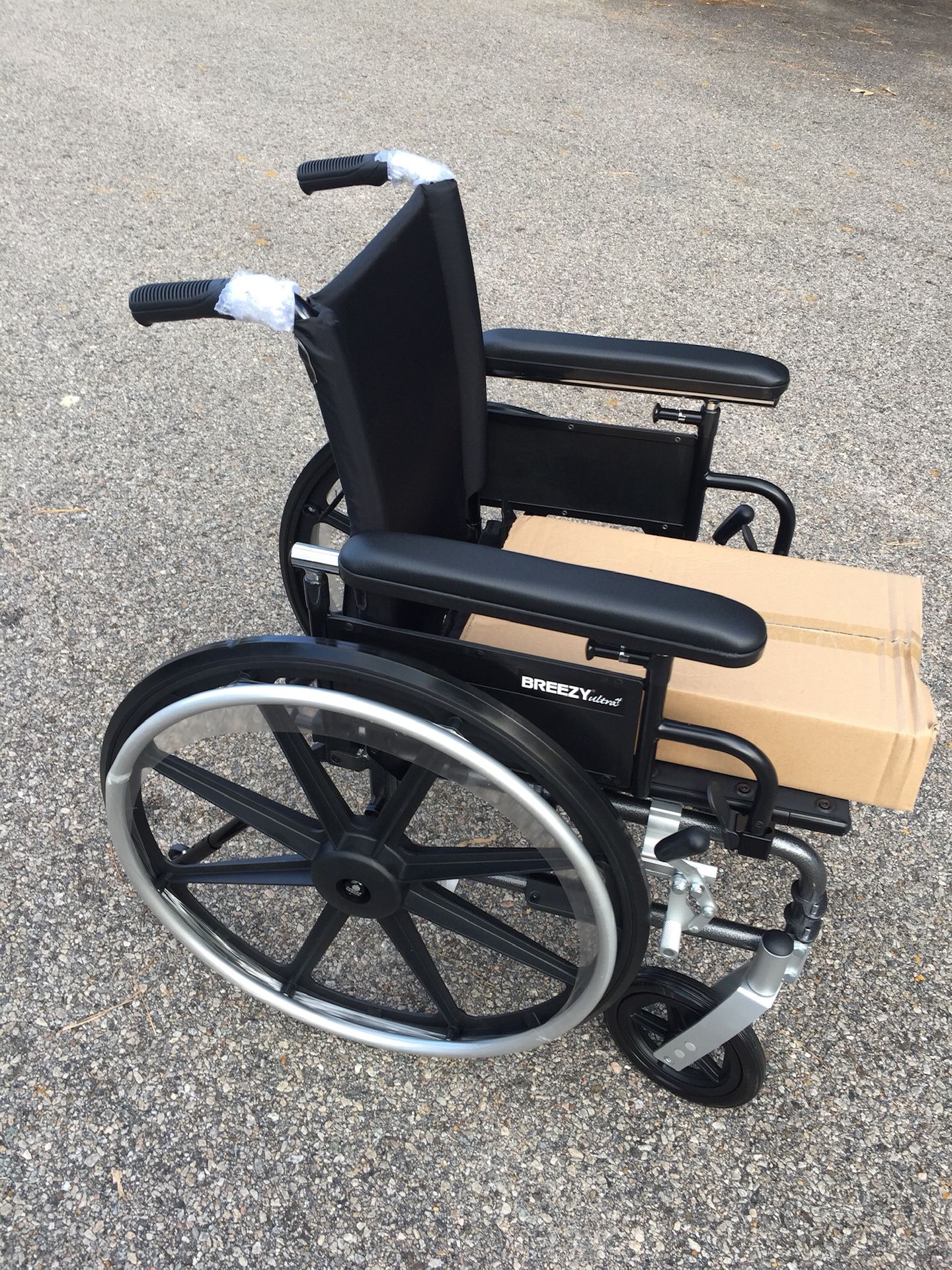 (New). Quickie Breezy ultra 4. 16x18 Wheelchair