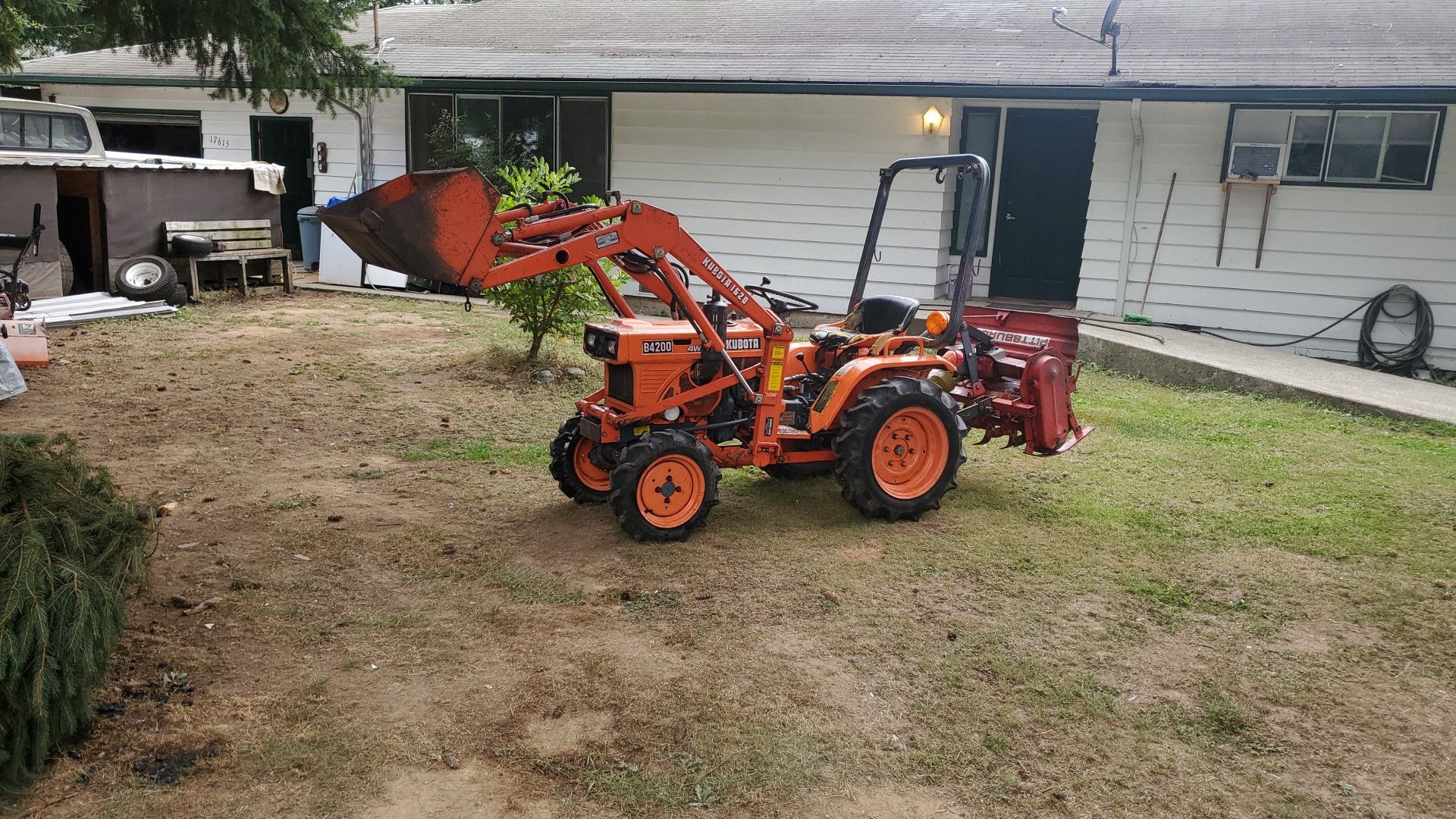 kubota tractor B4200 4wd diesel tractor. Runs and operates great only 1550hrs
