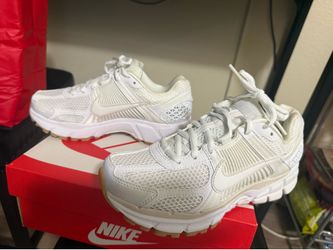 Woman NIKE ZOOMS “VOMERO 5“
