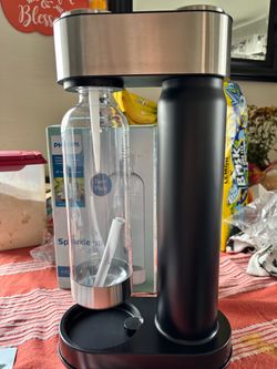 Sparkling water maker
