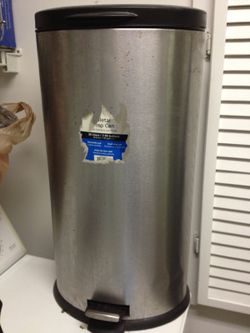 7.93 gallon, 30 liters metal step garbage can
