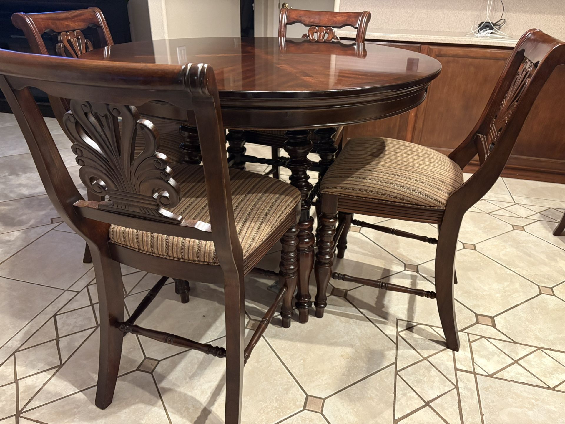 Kitchen table and four chair chairs $300