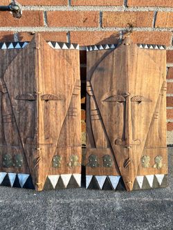 Wall decor in the form of a mask